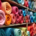 estanterías llenas de rollos de tela