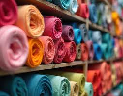 estanterías llenas de rollos de tela